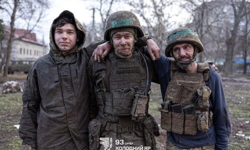 Podzemné latríny a hmla ako spása. Vojaci ukazujú, ako prežívajú pol roka v zákopoch