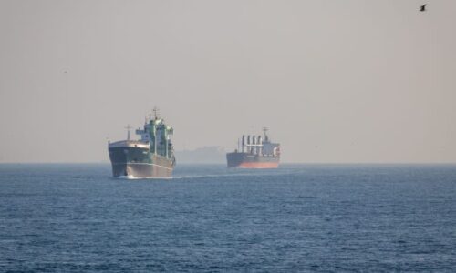 Letiště v Kuvajtu hoří, zapálil ho íránský útok. Zásah dostal i tanker plující ve vodách Kataru