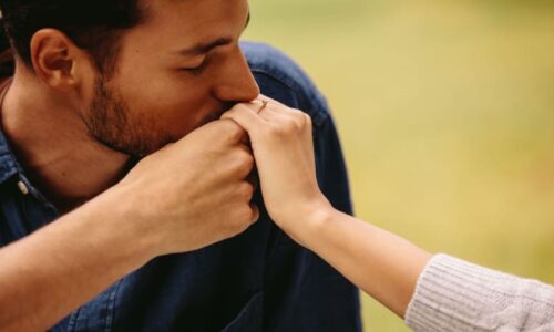 Políbení ruky je sexuální útok, rozhodl španělský soud. Muž se hájil marně, verdikt nezvrátil