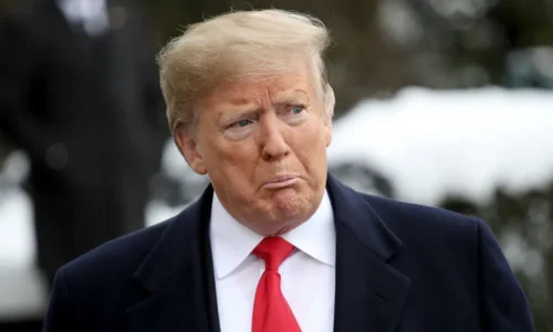 Trumpa dobíjajú na všetkých frontoch