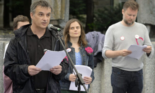 Útok na reportéra STVR Bradu nezostal bez odozvy, Asociácia európskych novinárov sa postavila na jeho stranu