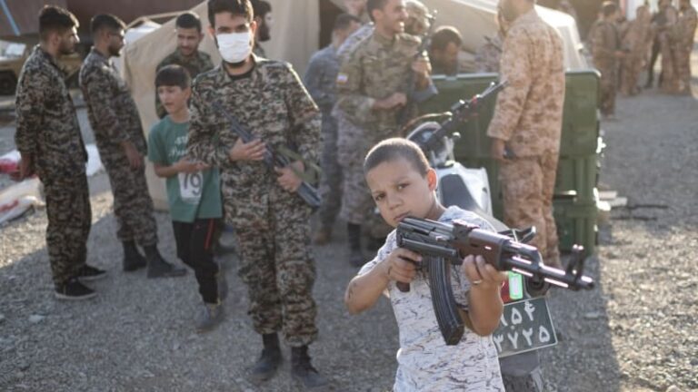 Írán volá do zbraně děti od 12 let, mají bránit vlast. lidé to chtěli, zní z teheránu