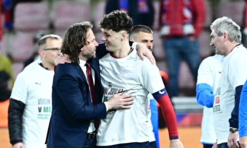 Divoké video z české kabiny: Fotbalisté po postupu zpívali hit Dary Rolins. Tančil i Nedvěd