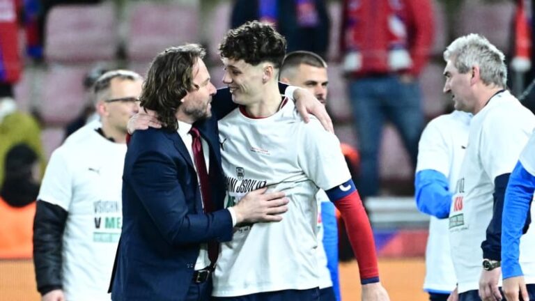 Divoké z české kabiny: fotbalisté po postupu zpívali hit dary rolins. tančil i nedvěd