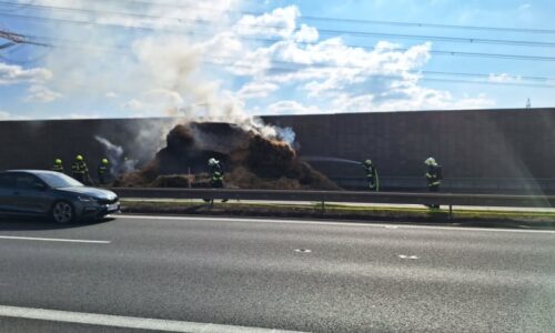Hořící sláma zkomplikovala provoz na dálnici D8. Požár omezil provoz, není to jediný problém