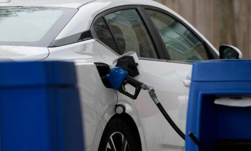 Rozdiely v cenách nafty pre domáce a zahraničné vozidlá rastú, informuje Inštitút finančnej politiky