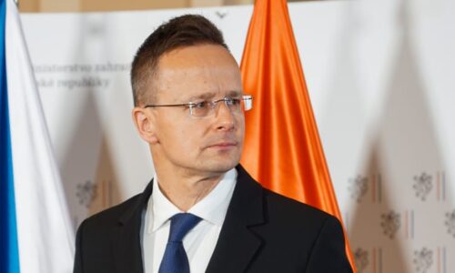 Opatrně, vrací maďarský ministr úder Hradu. Rýpl si do Pavlovy minulosti, mluvil o špiónovi