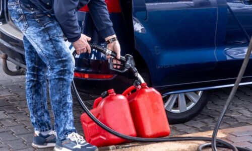 Menší spotřební daň u paliv nepomůže, tvrdili vládní politici. Schillerová teď krok zvažuje