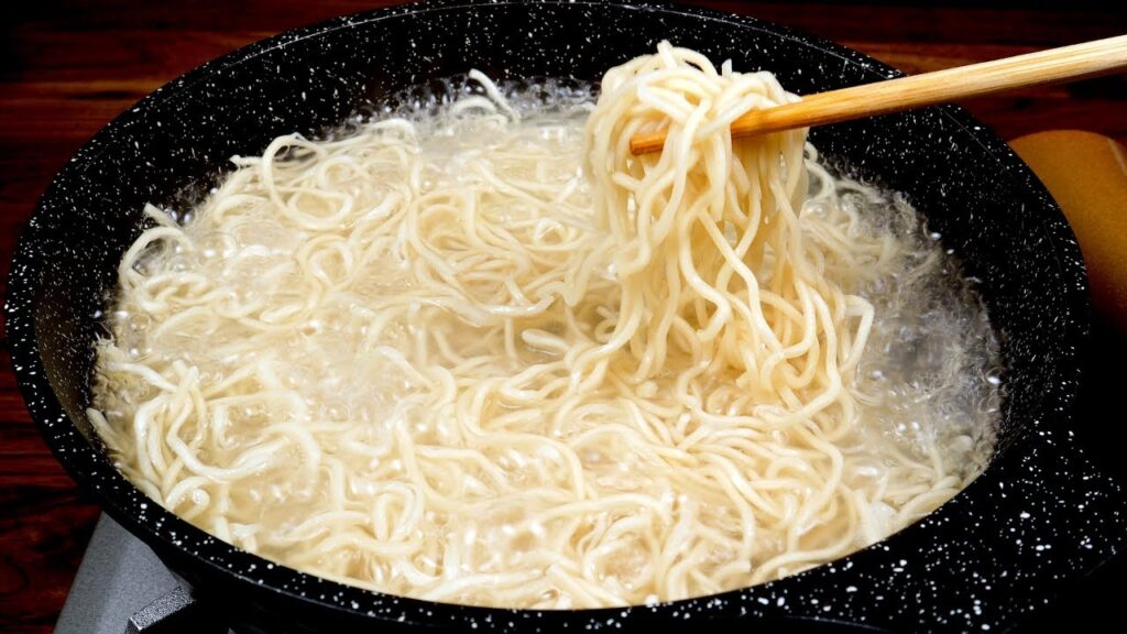 This easy recipe surprised everyone! use instant noddle to make a delicious meal !