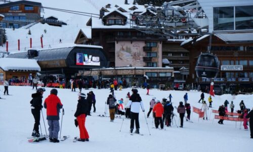 „Apokalyptická“ epidemie v lyžařském středisku v Alpách. Více než sto dětí onemocnělo