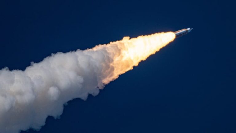 Astronauti z mise artemis ii úspěšně odstartovali k měsíci. raketa vzletěla na oběžnou dráhu