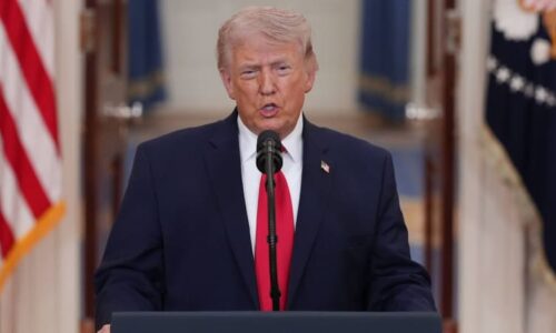 Trump: USA budou další týdny tvrdě útočit na Írán. Pošleme je do doby kamenné, pohrozil