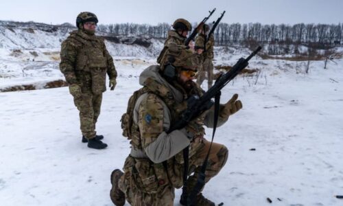 Z vězení rovnou do boje. Muži i ženy z Ukrajiny hledají vykoupení na frontě