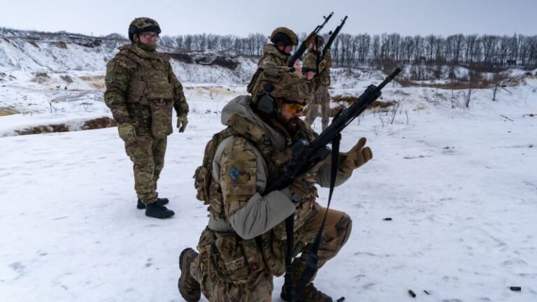 Z vězení rovnou do boje. muži i ženy z ukrajiny hledají vykoupení na frontě
