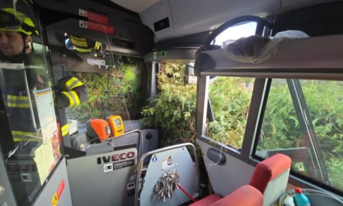 Hrůzná havárie autobusu v Bukovanech: Cestující museli vyprošťovat hasiči