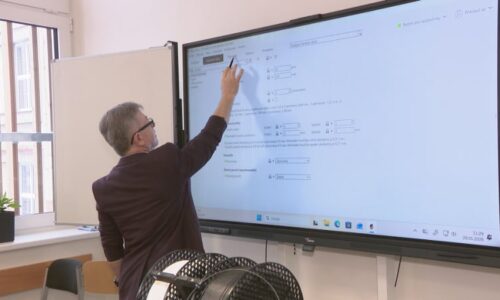 Tahanice o osmiletá gymnázia: Plaga se dostal do křížku s kraji. Dojde k jejich redukci?