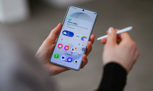 Viac než polovica Európanov priznáva, že na verejnosti občas sleduje displeje cudzích telefónov, takmer štvrtina to robí zo zvedavosti