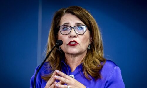 Diktát z Prahy, rozlítil kratší školní rok Zajíčkovou. Němcová mluví o Plagově kouřové cloně