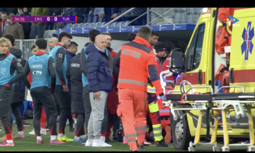 Hrozivé scény. tréner turecka počas zápasu stratil vedomie, hráči zamierili do šatní