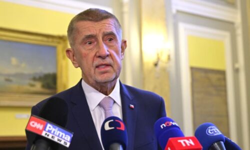 Radikální opatření vlády. Sníží spotřební daň na naftu, zastropuje marže