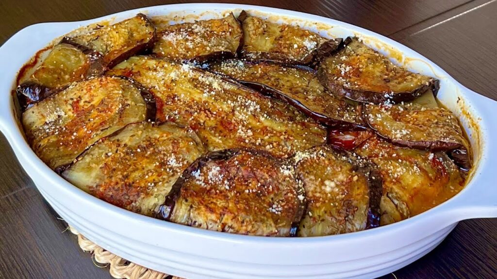 Lecker und einfach. dies ist ein tolles abendessen. aubergine.
