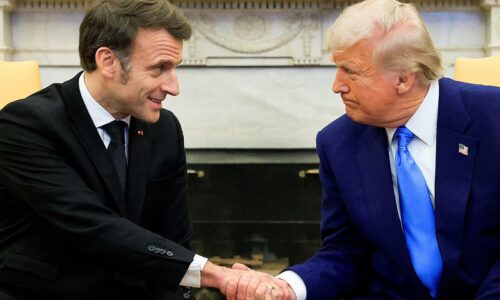 Trump vo Francúzsku vyvolal hnev výrokom, že s Macronom zle zaobchádza jeho žena