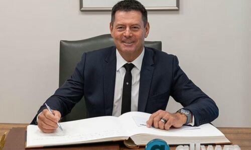 S akciami Allwynu zo skupiny KKCG podnikateľa Karla Komárka​​ sa oddnes obchoduje v Aténach