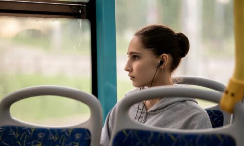 Žena si v MHD sedla do žíraviny a skončila v nemocnici. Případ vyšetřuje petrohradská policie