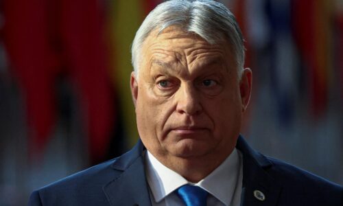 Namiesto podnecovania vojny miluj a zachraňuj svoju krajinu, odkázal Orbán poľskému premiérovi