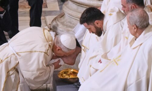 Pápež si pripomenul Ježišovu poslednú večeru rituálom umývania nôh