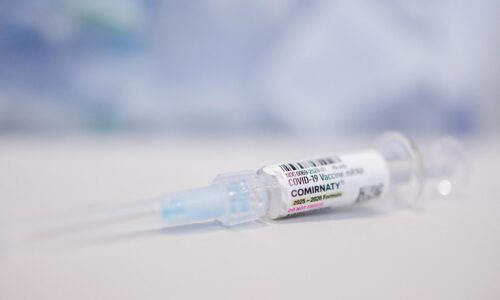 Poľskí ministri po prehratom súde s Pfizerom kritizujú bývalú vládu, Varšava má zaplatiť viac ako miliardu eur