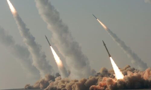 ANALÝZA: Írán je zahnaný do kouta. Uchýlí se nyní k jaderné bombě?