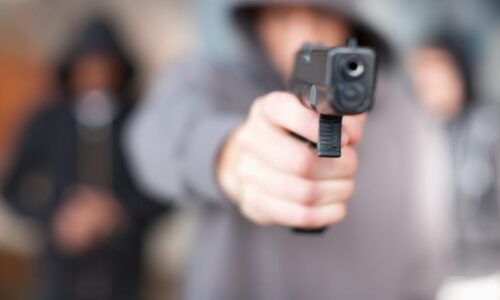 Muž na Písecku vyhrožoval starostovi zbraní. Policie ho zadržela za pomoci zásahovky