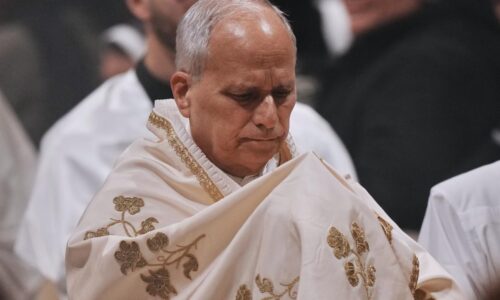 Tradícia sa vracia: Pápež Lev XIV. ponesie kríž v rímskom Koloseu počas večernej krížovej procesie