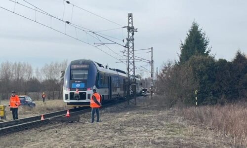Tragická nehoda na Pardubicku: Vlak srazil člověka, na místě zemřel. Doprava stojí