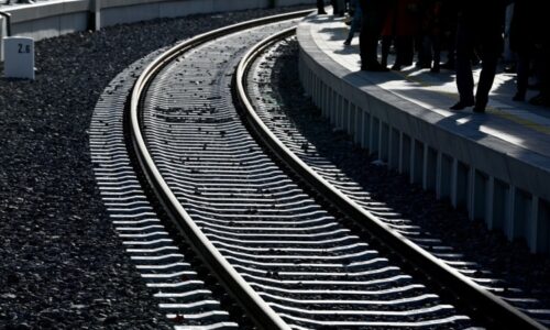 Schizofrenik se pokusil shodit Američana do kolejí, ukazují záběry. Muž o vlásek unikl smrti