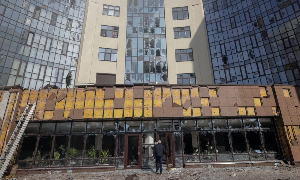 Rusko na Ukrajinu vystrelilo takmer 500 dronov a rakiet. Útočia za bieleho dňa, hlási šéf diplomacie Sybiha