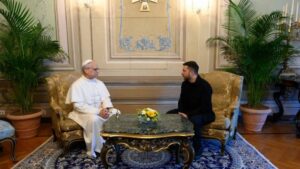 Pápež telefonicky prezidentovi zelenskému vyjadril blízkosť ukrajinskému ľudu