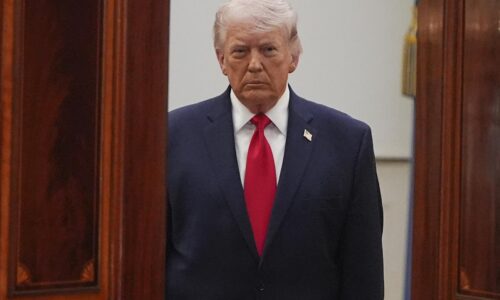 Hormuz vieme ľahko otvoriť, tvrdí Trump. USA si podľa neho môžu taktiež „zobrať ropu a zbohatnúť“