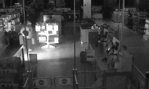 Vykutálené zloděje z Prahy zachytila kamera. Koupili si kladivo, pak s ním obchod vykradli