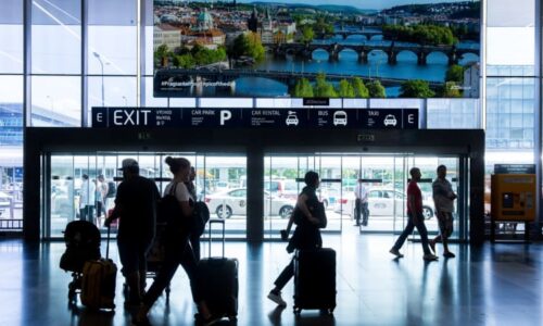 Interpol si na letišti v Praze vyzvedl dvojici násilníků. Do Česka jich předal v týdnu několik