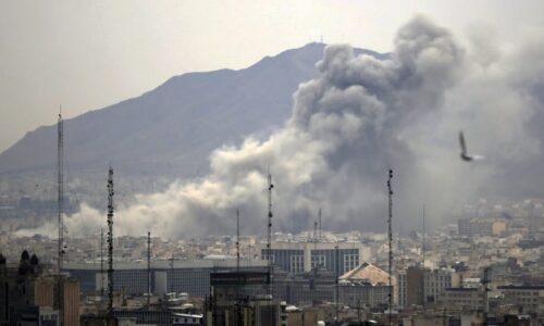 Exploze a mračna dýmu v Íránu. Drtivý úder USA a Izraele zasáhl energetickou tepnu