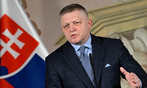 Fico volal s Orbánom, vyzývajú na obnovu dialógu s Ruskom a zrušenie sankcií