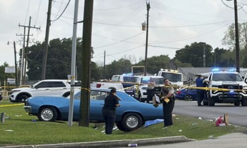 Do průvodu lidí najelo auto, patnáct jich bylo zraněno. Hrůzu v Louisianě zachytilo video