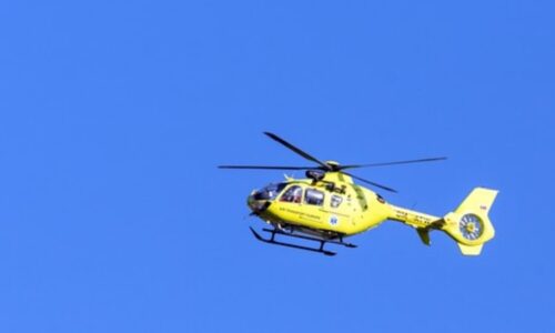 Střet auta s vlakem na Českokrumlovsku: Na místo letí vrtulník, 45 cestujících je evakuováno