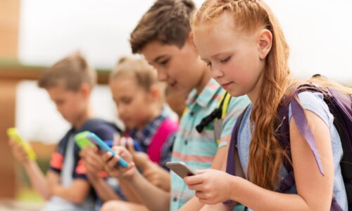 Vreckové dostáva 8 z 10 žiakov, polovica však nepravidelne, ukazuje prieskum