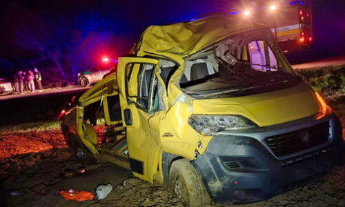 Tragédia pri Komárne. Vodič dodávky zišiel mimo cestu, pri nehode zahynul