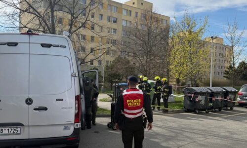 Poplach v Praze: Policisté uzavřeli okolí sídliště, do akce šel pyrotechnik