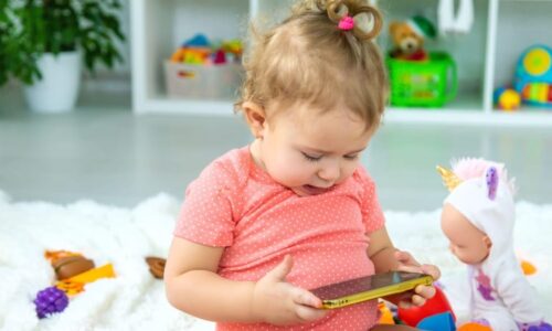 Nemluvně s mobilním telefonem? Může to mít vážné následky, bijí na poplach odborníci