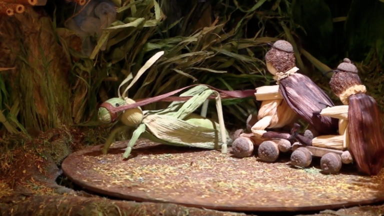 Trocha suchého kukuřičného šustí a tolik radosti. výtvarnice stvořila svět broučků